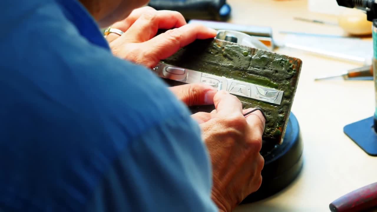 작업실 에서 일 하는 장인 여자