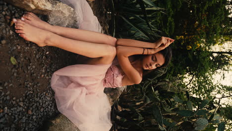 Hermoso-Joven-Con-Vestido-Rosa,-Fondo-De-Jardín-De-Cactus,-Luz-Solar-Dorada,-Mística,-Cámara-Lenta-Cinematográfica,-Vertical