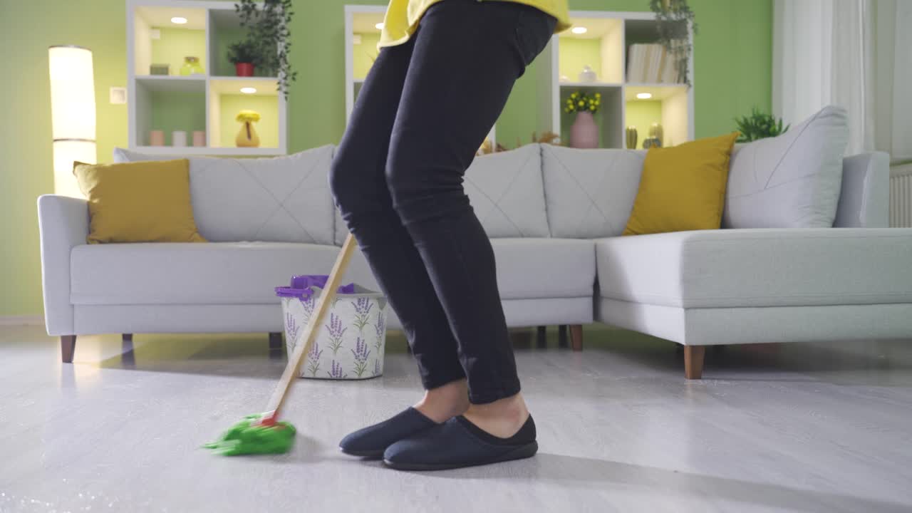 집을 청소하는 어리석은 젊은 남자가 부주의하고 무의식적으로  ⁇ 은 바닥에 미끄러져 땅에  ⁇ 하게 떨어집니다.