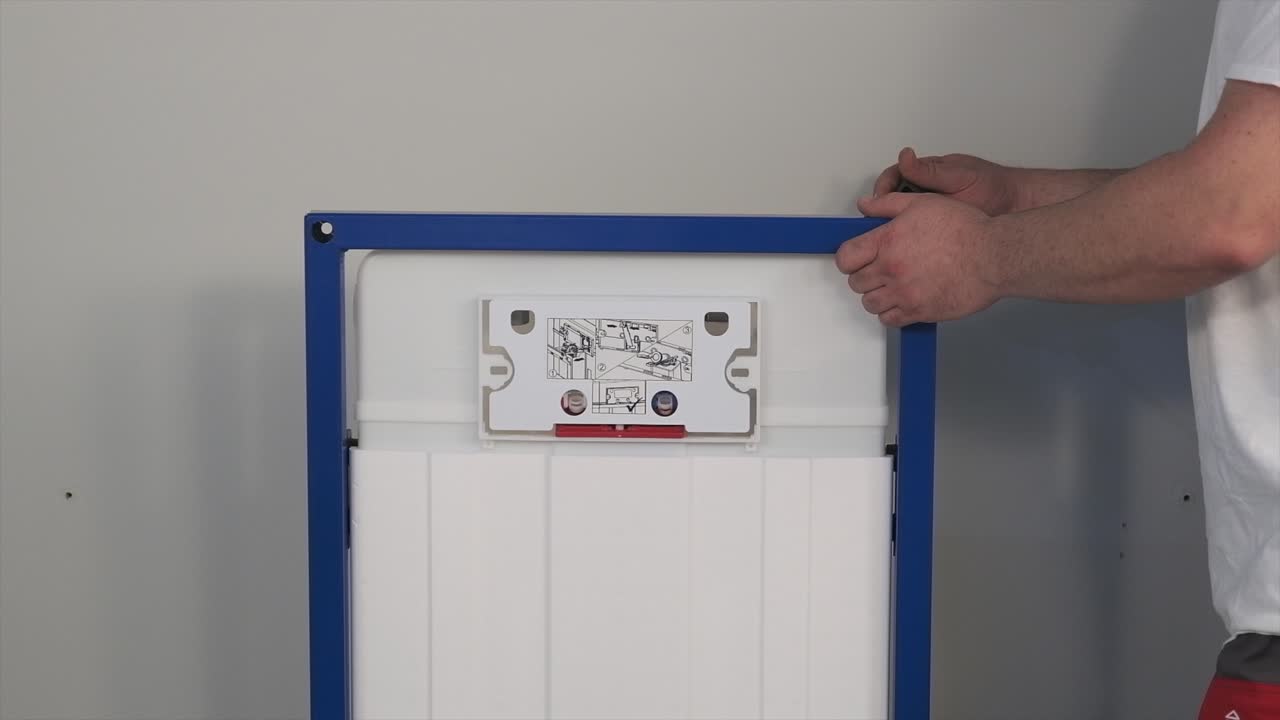 el trabajador que repara e instala el inodoro y descarga utiliza herramientas como alicates y llaves