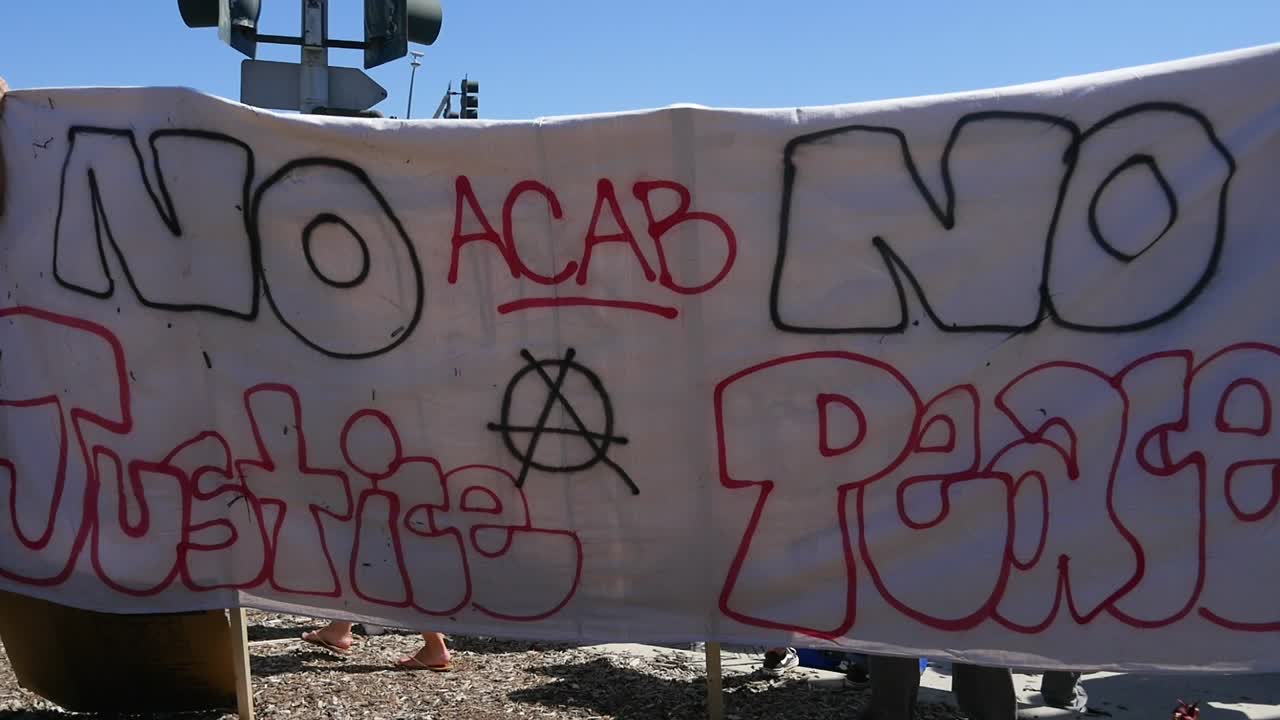 extremo slo mo manifestantes cantando y parándose con la policía y la guardia nacional durante un desfile blm de vidas negras importan en ventura california 10