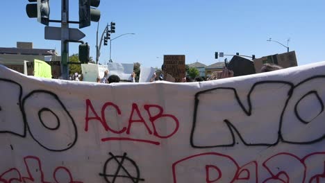 extremo slo mo manifestantes cantando y parándose con la policía y la guardia nacional durante un desfile blm de vidas negras importan en ventura california 10