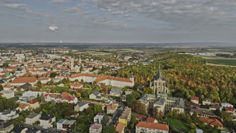 Kutna-Hora-Tschechien-Luftaufnahme-V9-Filmischer-Flug-Weg-Von-Gothic-St