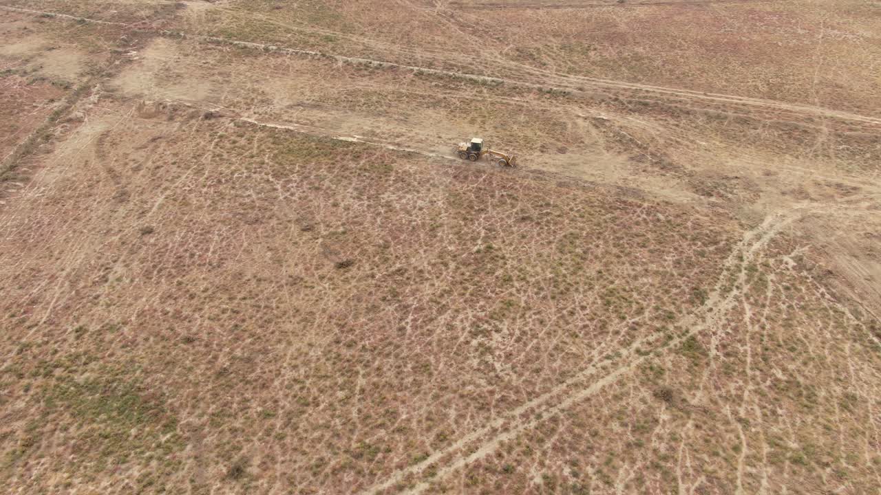 우크라이나 키예프의 열린 들판에서 일하는 농업용 트랙터 - 오름차순 무인 항공기