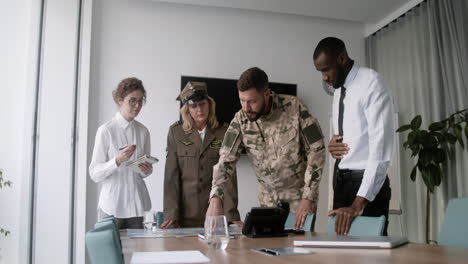 reunión en una oficina militar