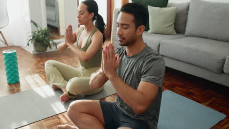 yoga, meditación y pareja con paz