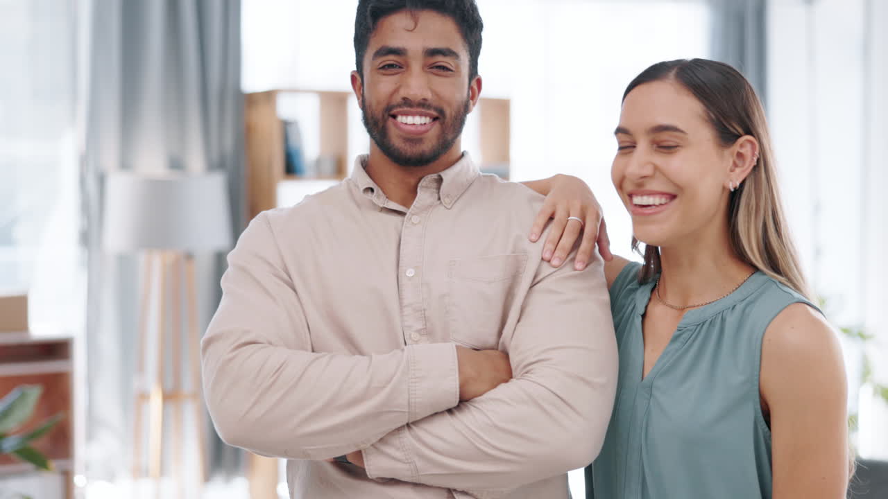sonrisa, amor y retrato de una pareja feliz en la vida