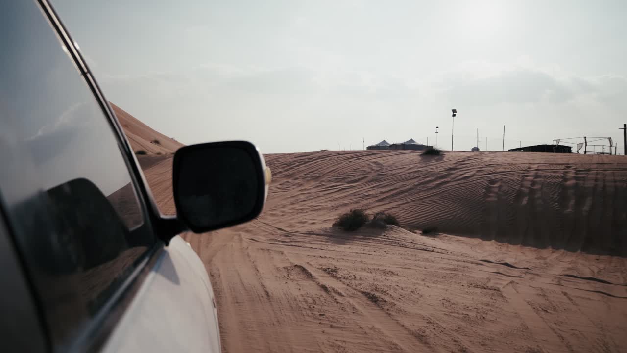 la aventura se desarrolla mientras un jeep conquista el terreno desértico.