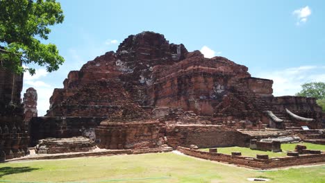 Pan-Shot:-Templo-Budista-En-La-Antigua-Ciudad-Histórica-De-Ayutthaya-Tailandia