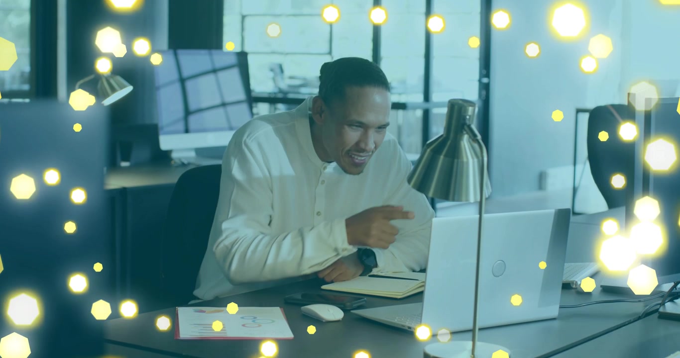 Manager uomo che avvia una chiamata di lavoro per presentare idee, esultando con un pugno, ridendo, digitando messaggi in chat