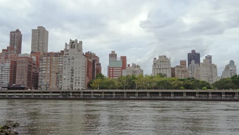 Vista-De-Los-Edificios-De-Yorkville-Frente-Al-Mar,-Lado-Este-Superior-De-La-Isla-De-Roosevelt