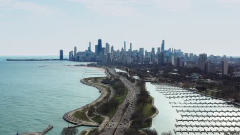 Impresionante-Vista-Aérea-Del-Centro-De-Chicago,-Puerto-Diverso-Vacío-Y-Autopista-Estadounidense-41-En-El-Soleado-Día-De-Otoño-Durante-El-Tráfico-Del-Mediodía