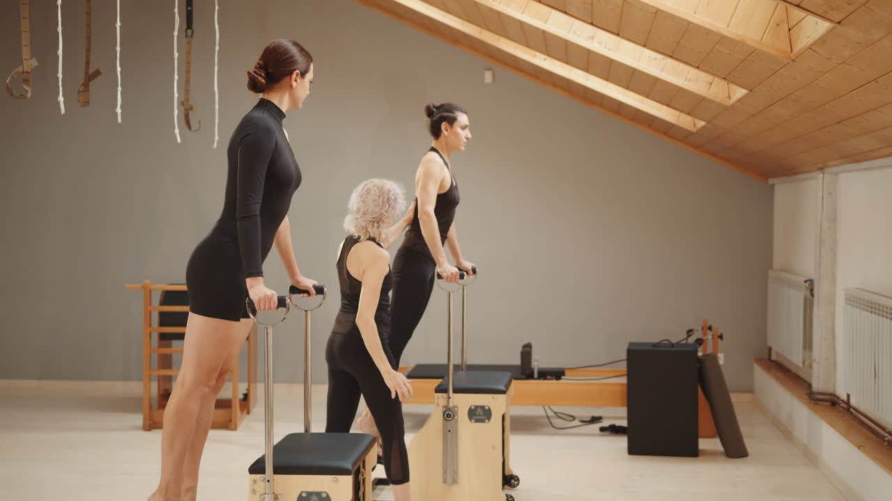 여성들과의 필라테스 리포머 운동 세션