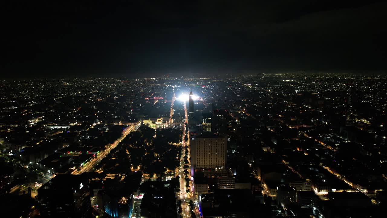 fotografía de drones de la avenida madero y el zócalo iluminados para la celebración del día de la independencia en la ciudad de méxico