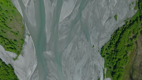 río rees que fluye a través de sedimentos de arena gris bottomland, de arriba hacia abajo