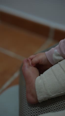 los pies y las manos del bebé