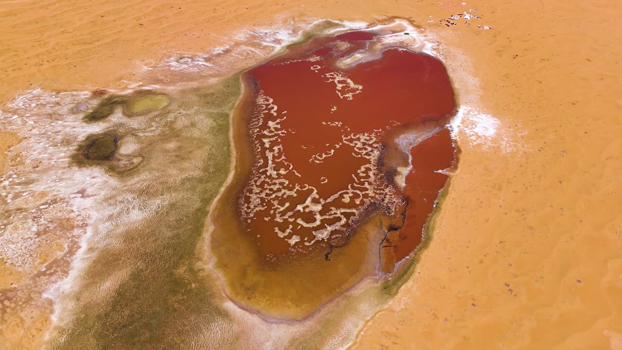 vista de pájaro del lago rosa bulan en el desierto de tengger, región autónoma de mongolia interior, china