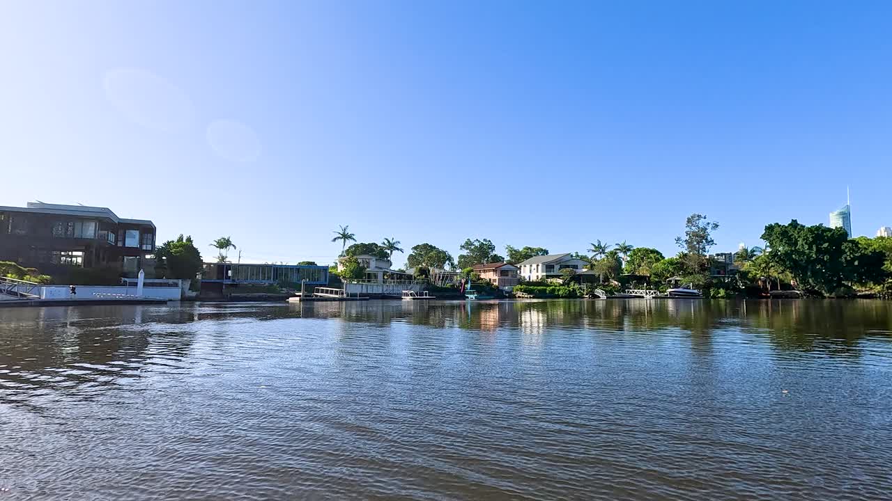 골드 코스트 운하를 가로질러 경치 좋은 강 항해