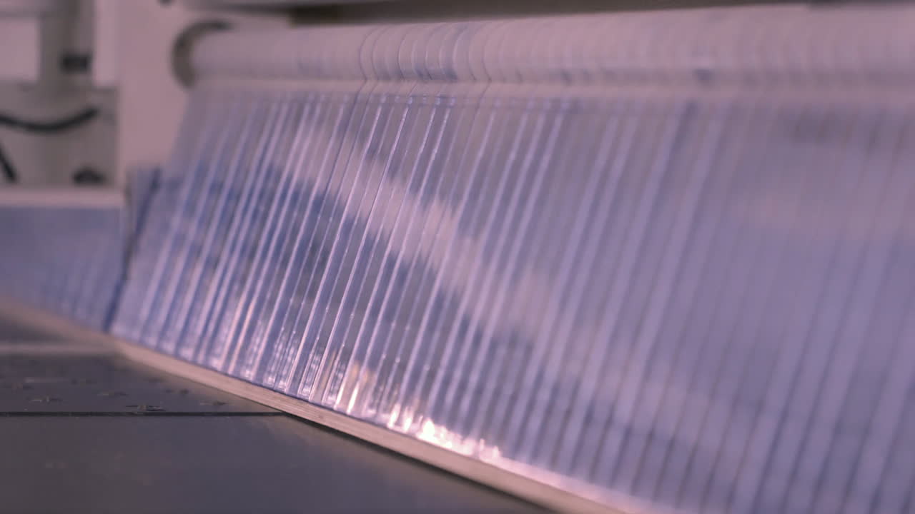 primer plano de una máquina de corte industrial