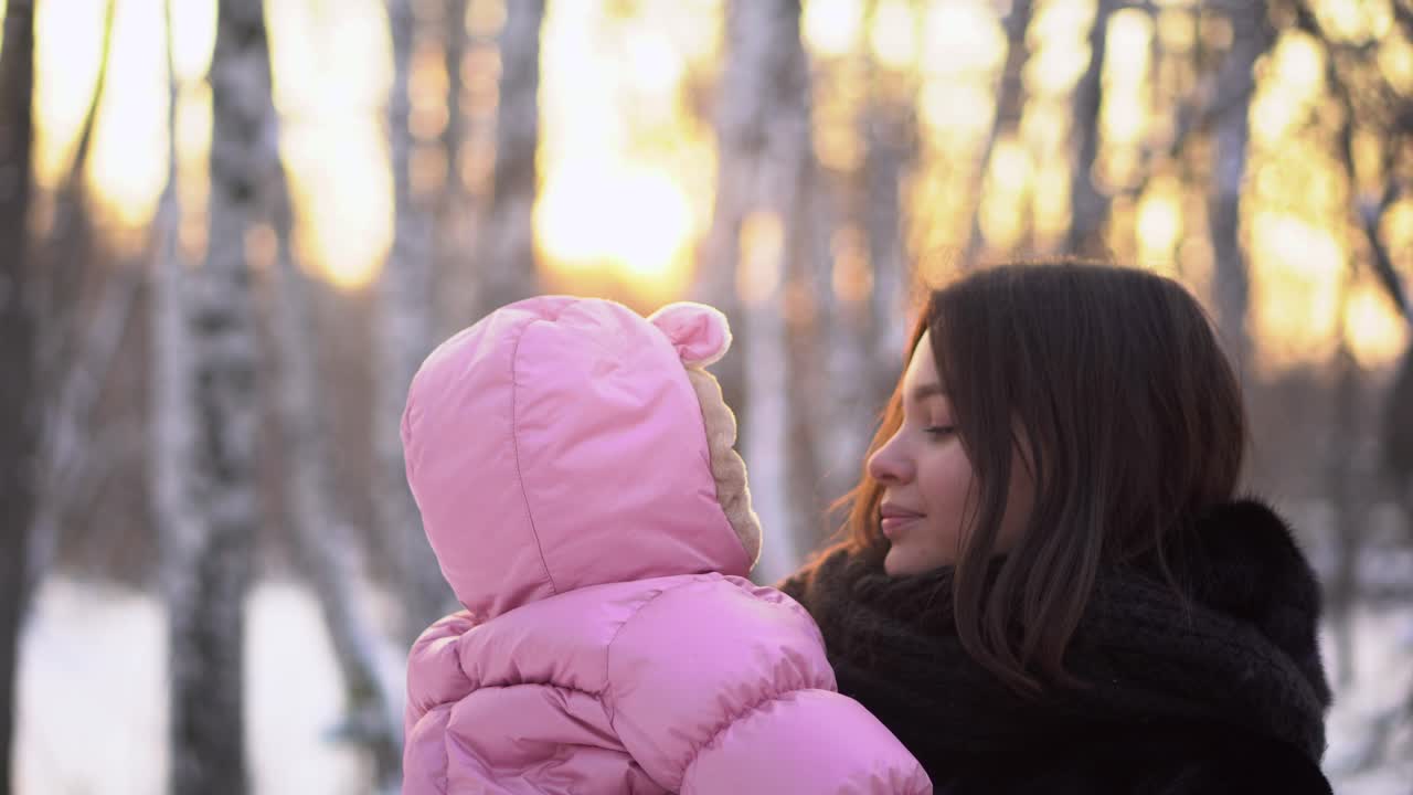 Madre e bambino nel parco invernale