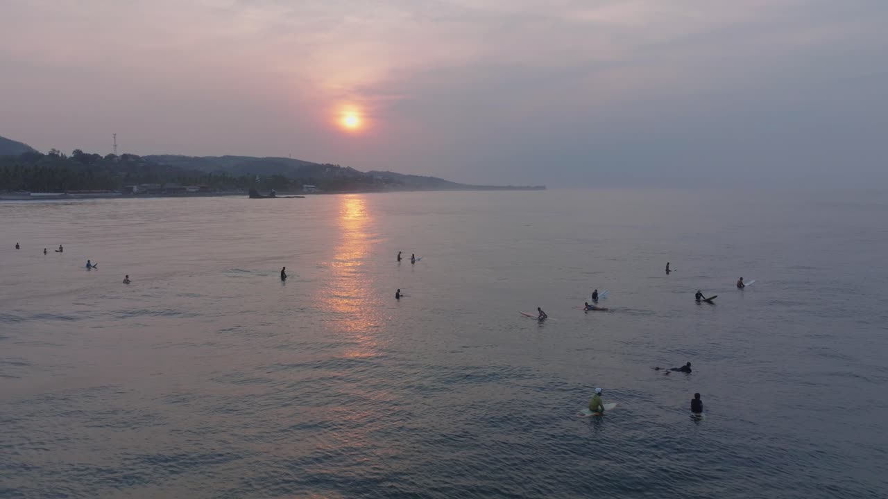 해가 뜨는 엘  ⁇ 코 엘 살바도르 의 라 보카나 서퍼 들 의 공중 드론 사진