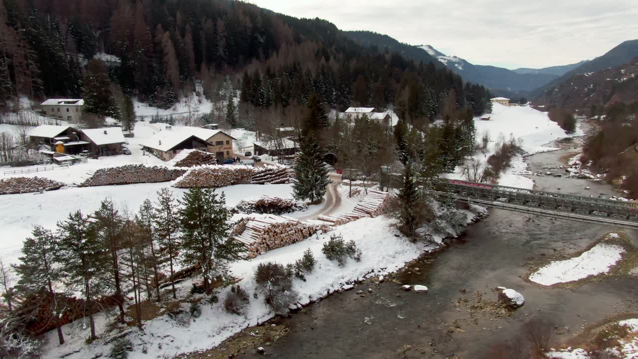 antena paralaje del lago, la nieve y el bosque en el pueblo alpino italiano