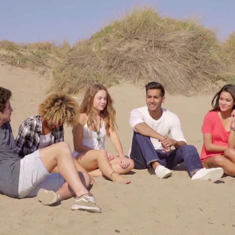 Junge-Leute-Sitzen-Am-Strand