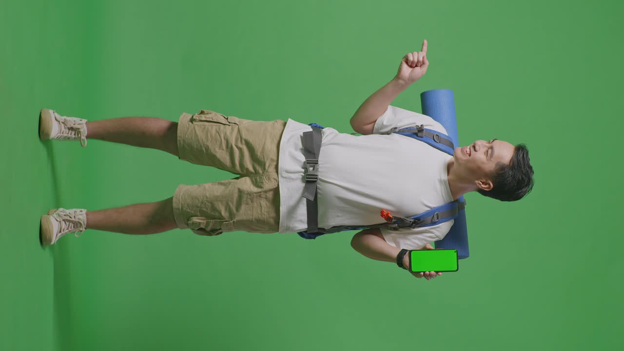 hombre con mochila y teléfono inteligente en pantalla verde