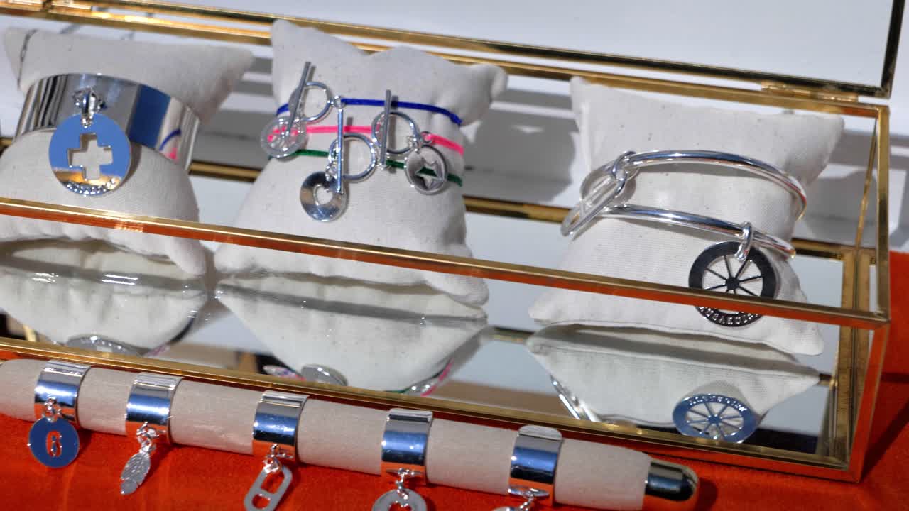 медленный панорамный снимок различных стилей браслетов и очарований для продажи на киоске