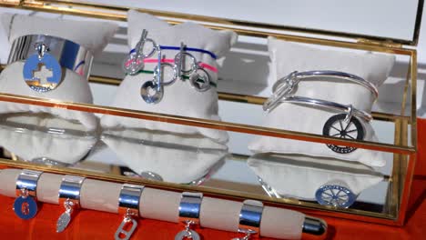 disparo lento de varios estilos de pulseras y encantos para la venta en un puesto