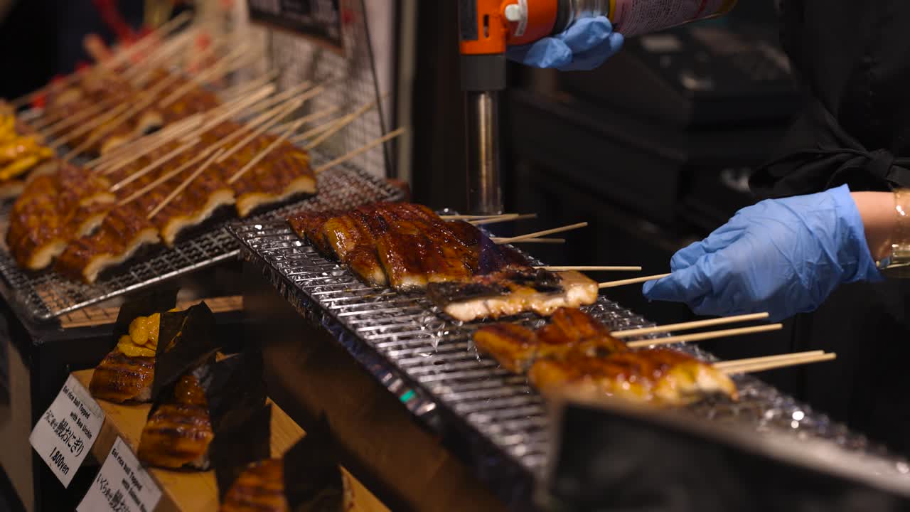 셰프 는 나무 석탄 불 위 에 갈고리 개 를 고 있다