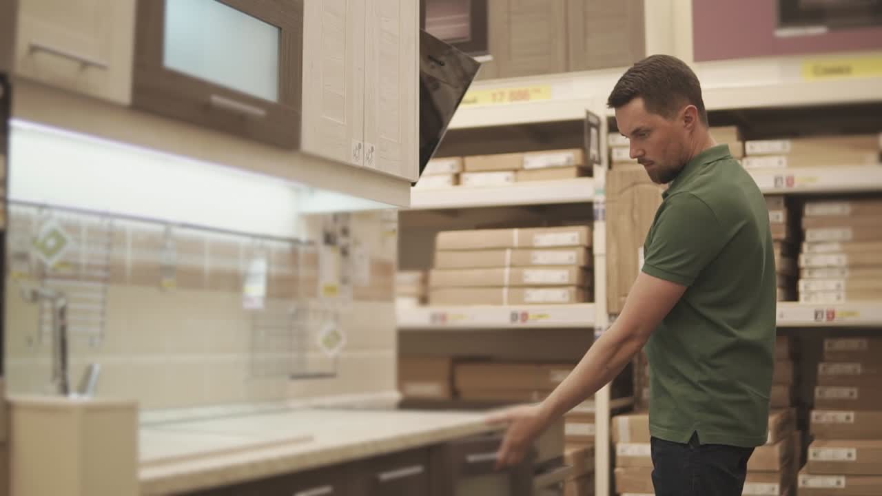 Uomo che acquista mobili da cucina in un negozio di bricolage