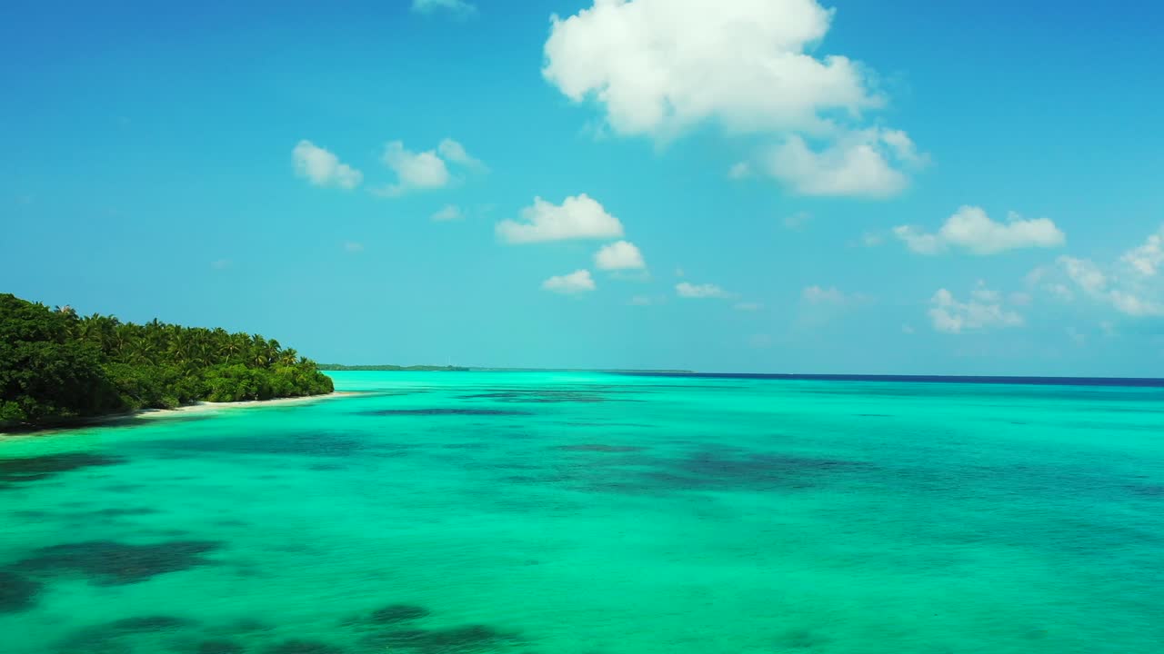 Sonnenaufgang im tropischen Paradies mit ruhiger, türkisfarbener Lagune, die den exotischen Strand einer tropischen Insel unter hellblauem Himmel mit weißen Wolken in Hawaii umspült