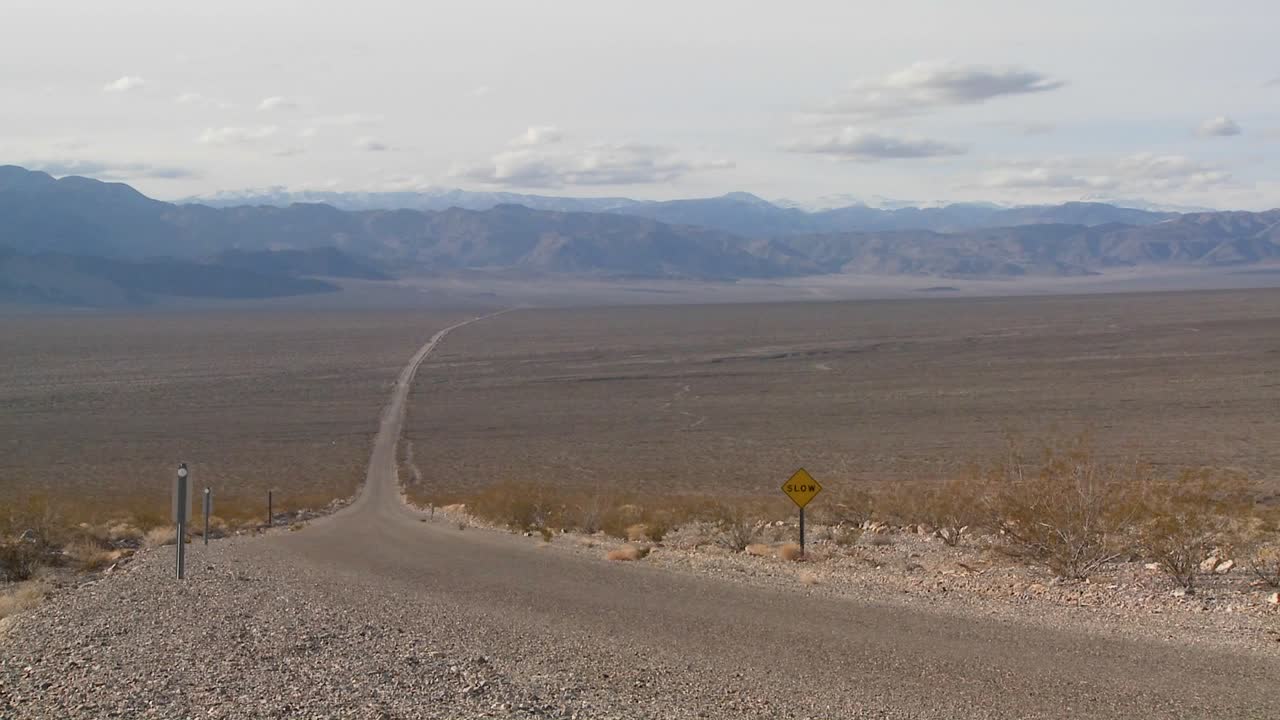 una carretera solitaria atraviesa el desierto 3