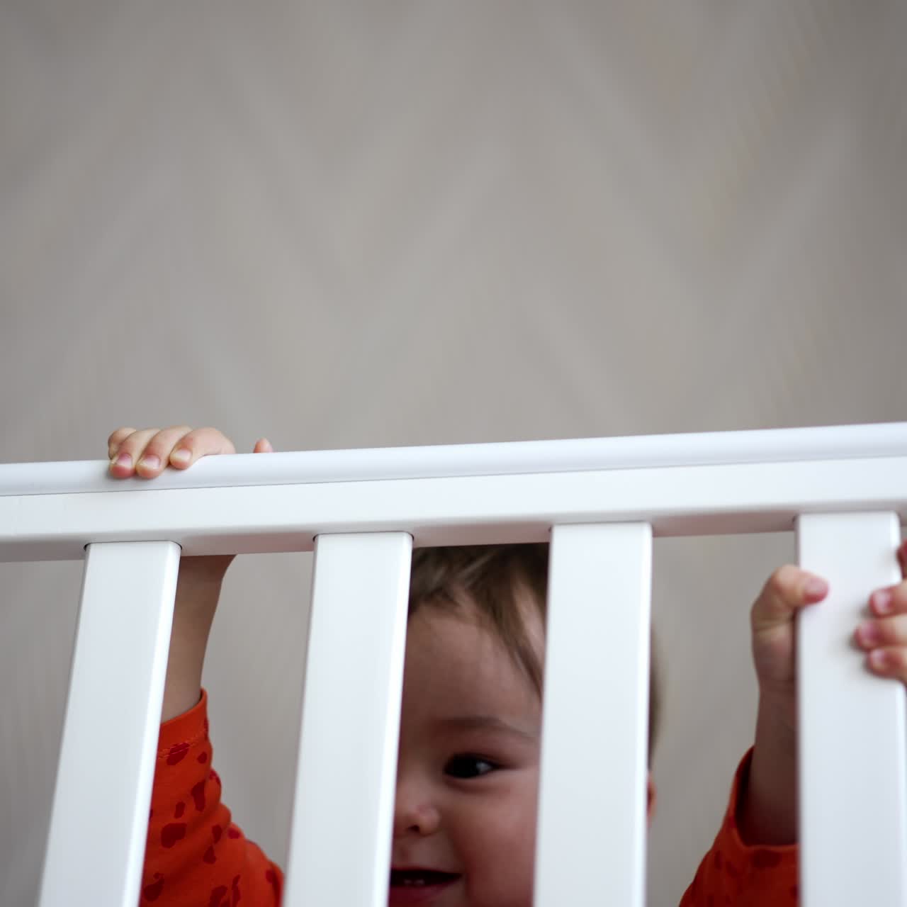 Neonato carino e sorridente. Ritratto di un dolce bambino che gioca sul letto