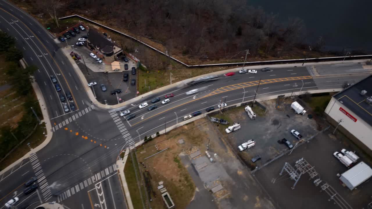 un lapso de tiempo aéreo de una gran intersección en long island, ny en un día nublado