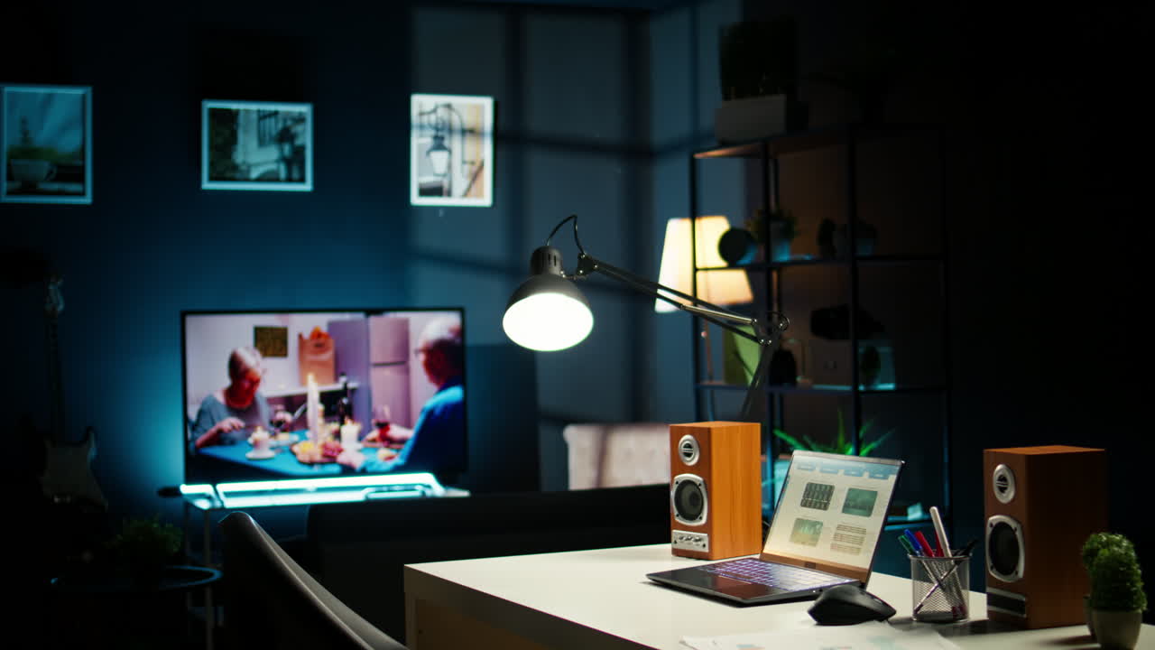 목조 가구 를 가진 세련 된 아파트 에 있는 현대적 인 가정 사무실