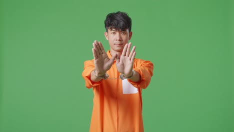 손을 은 오렌지색 스웨터를 입은 남자