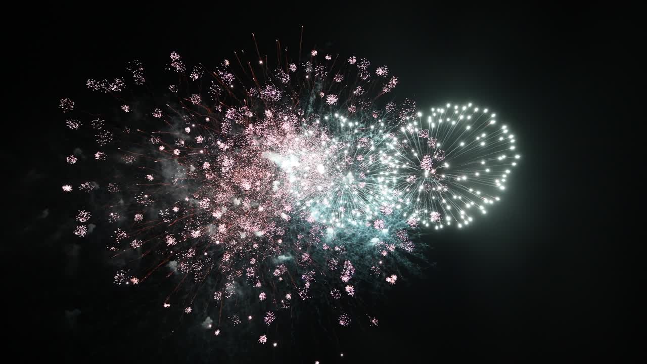 국가 공휴일, 새해 파티 2022 기간 동안 검은 바탕 하늘에서 실제 추상적인 다채로운 불꽃 축제 전시의 긴 시간 원활한 루프