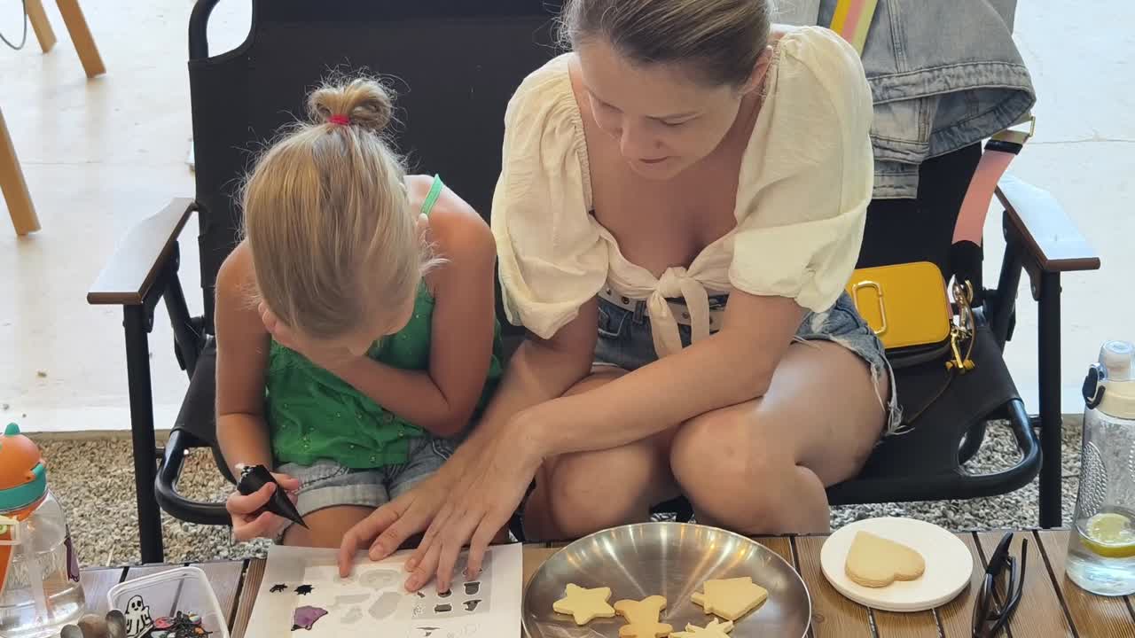 madre e hija decorando galletas
