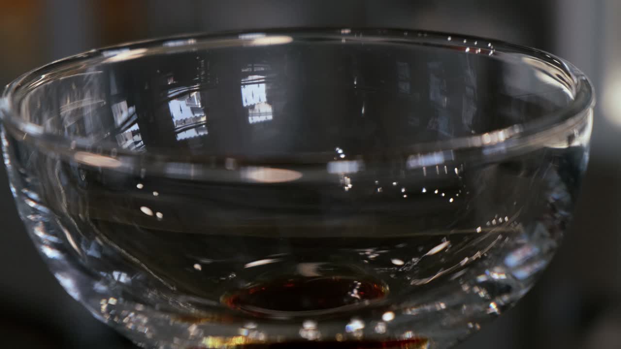 movimiento pasado elegante cuenco de vidrio vacío en fondo borroso