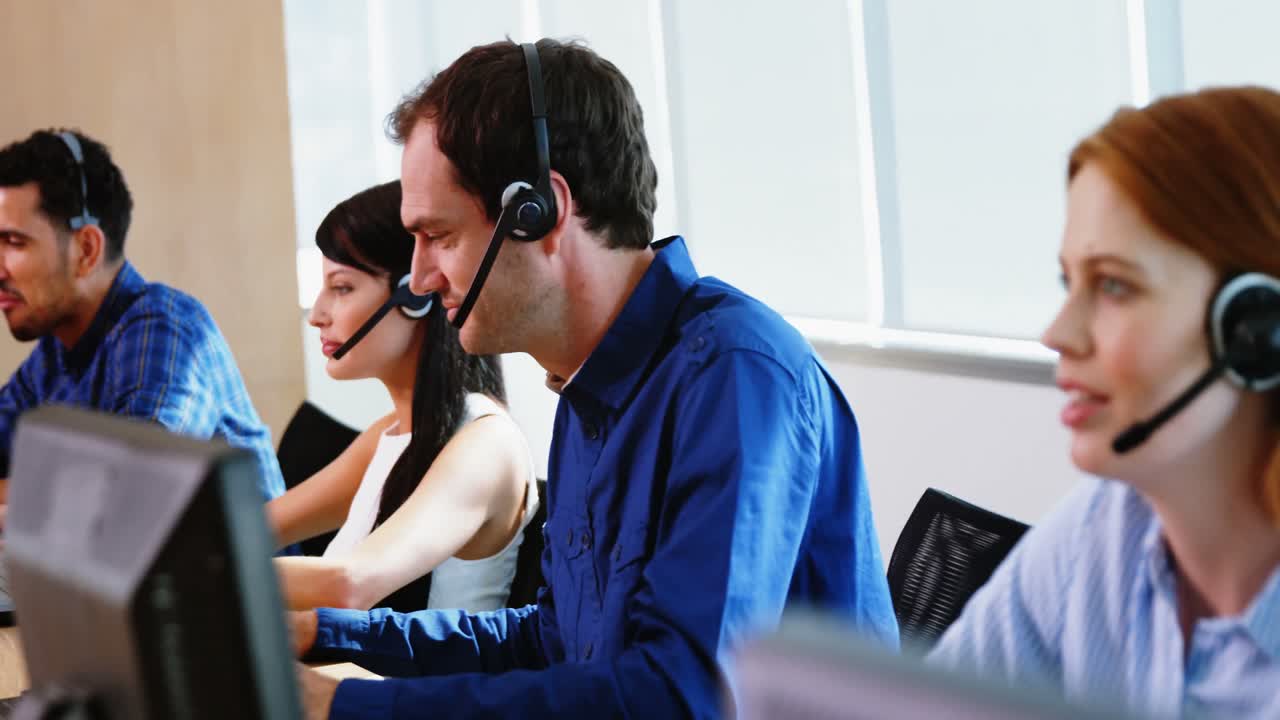 equipo de ejecutivos de negocios que trabajan juntos en el escritorio