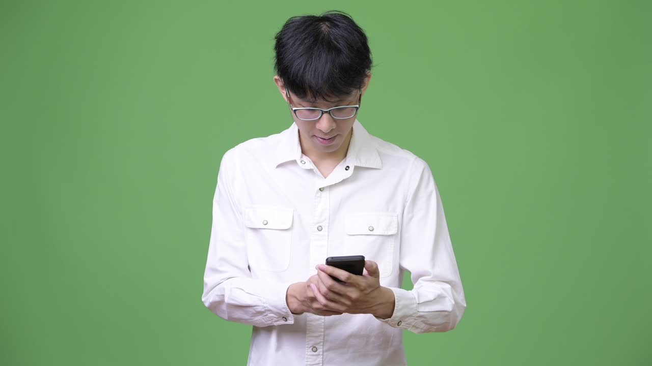 전화를 사용하는 젊은 아시아 사업가