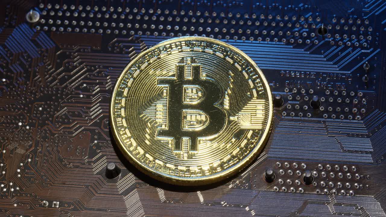 oro bitcoin btc aislado en la placa base de la computadora fondo, minería de criptomonedas, dinero virtual