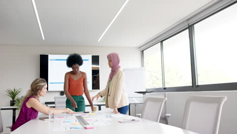 Montage-Verschiedener-Kreativer-Kolleginnen-Bei-Der-Arbeit-Im-Büro,-Zeitlupe