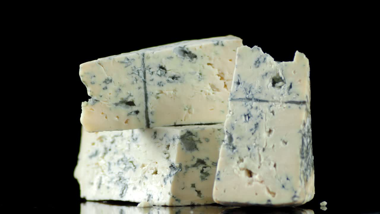 trozos de queso brie en la mesa girando lentamente.