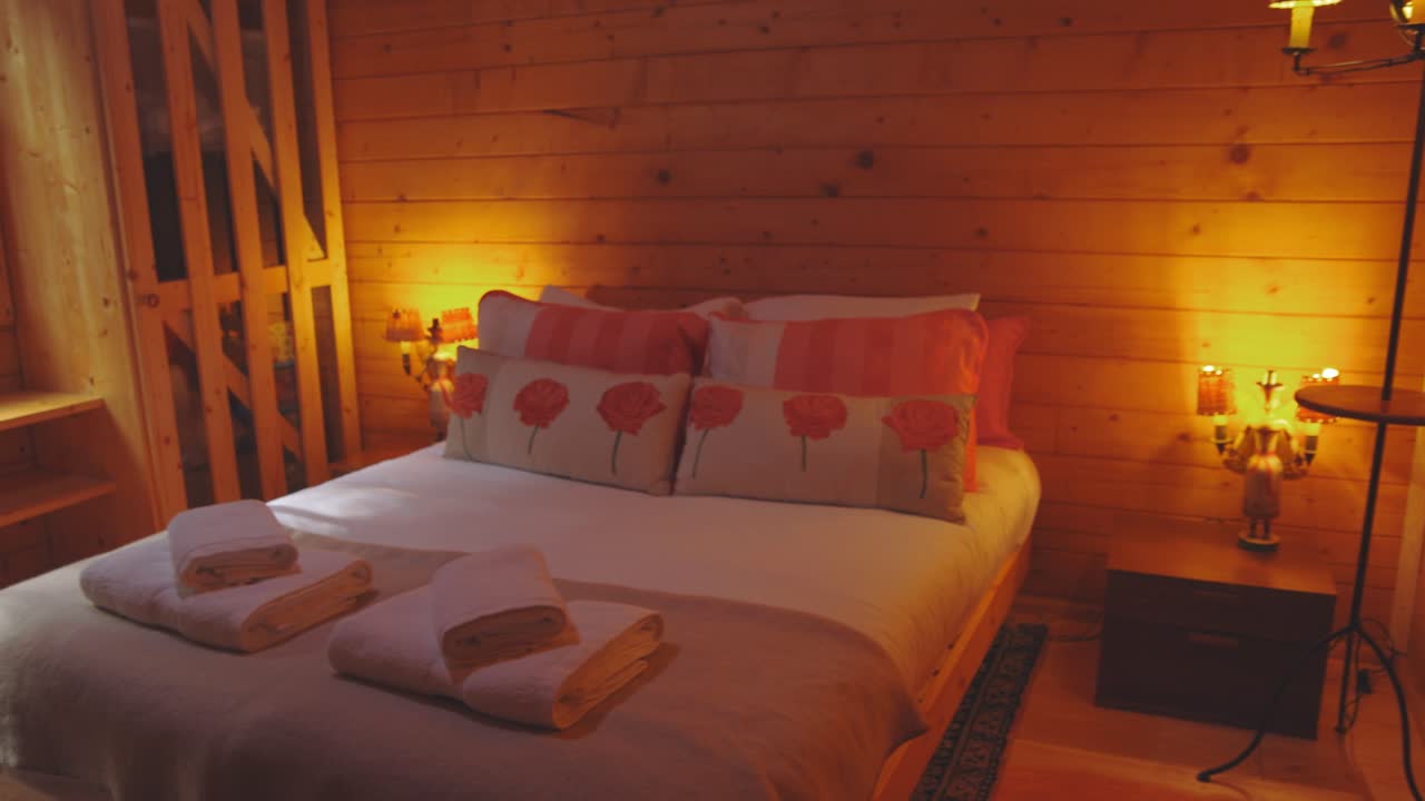 hogar y relajante interior del dormitorio principal en casa de vacaciones de madera