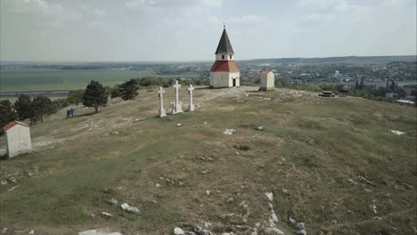 Toma-Aérea-De-La-Capilla-Del-Calvario-En-La-Colina-De-Nitra-En-Un-Día-Soleado,-Eslovaquia