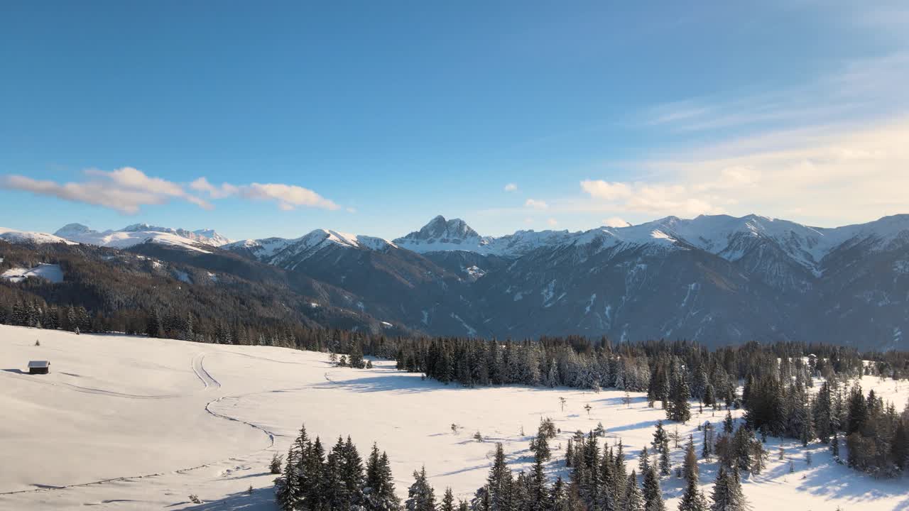 belle alpi italiane durante l'inverno con alberi pieni di neve e un tramonto incredibile