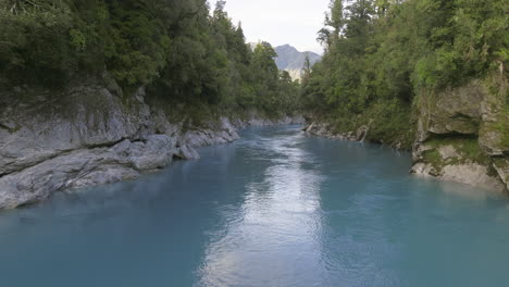 藍色山脈融化水流經岩石霍基蒂卡峡谷,低空